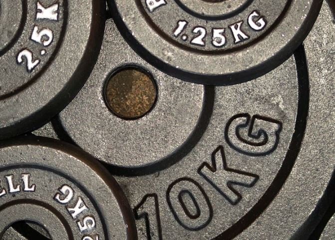 Cast Iron Plates Enhancing Muscle Build & Powerlifting Mastery
